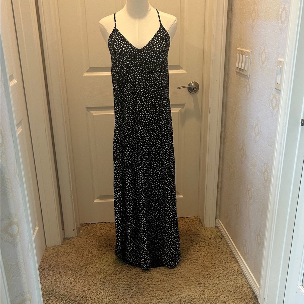 Old Navy Black and White Maxi Dress in Women’s Medium